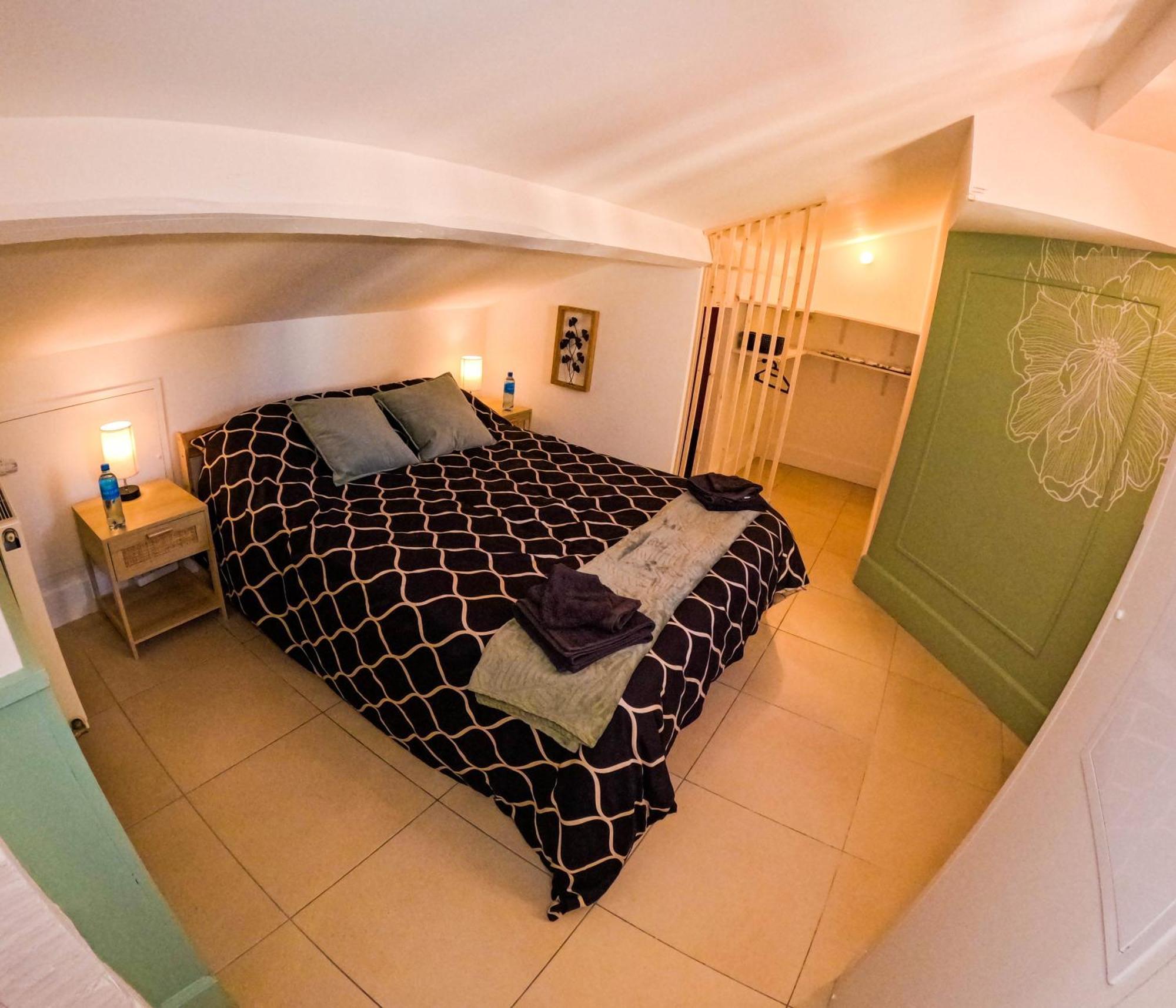 * * * Donjon Du Bijoutier * * * Wifi+clim+terrasse Beaucaire (Gard)